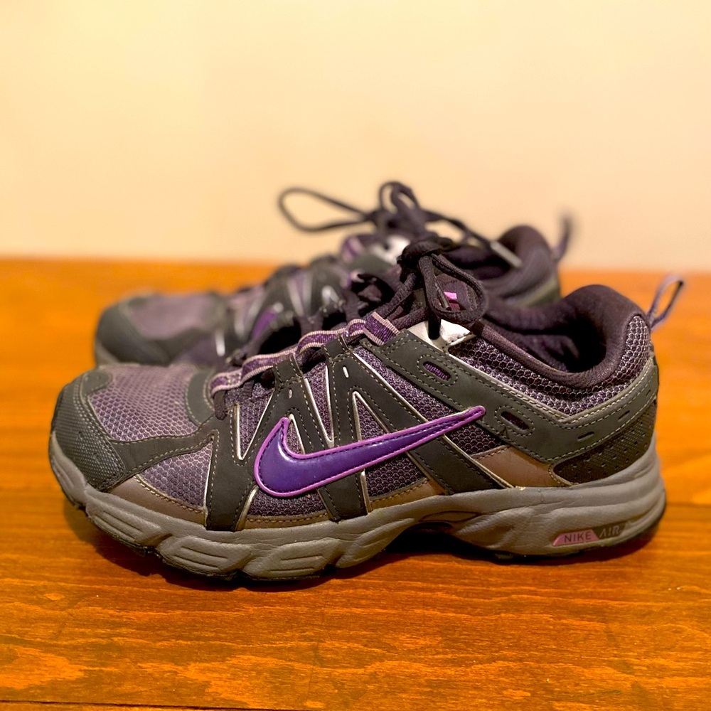 Nike Women’s Purple and Grey Hiking Shoes SZ9.5